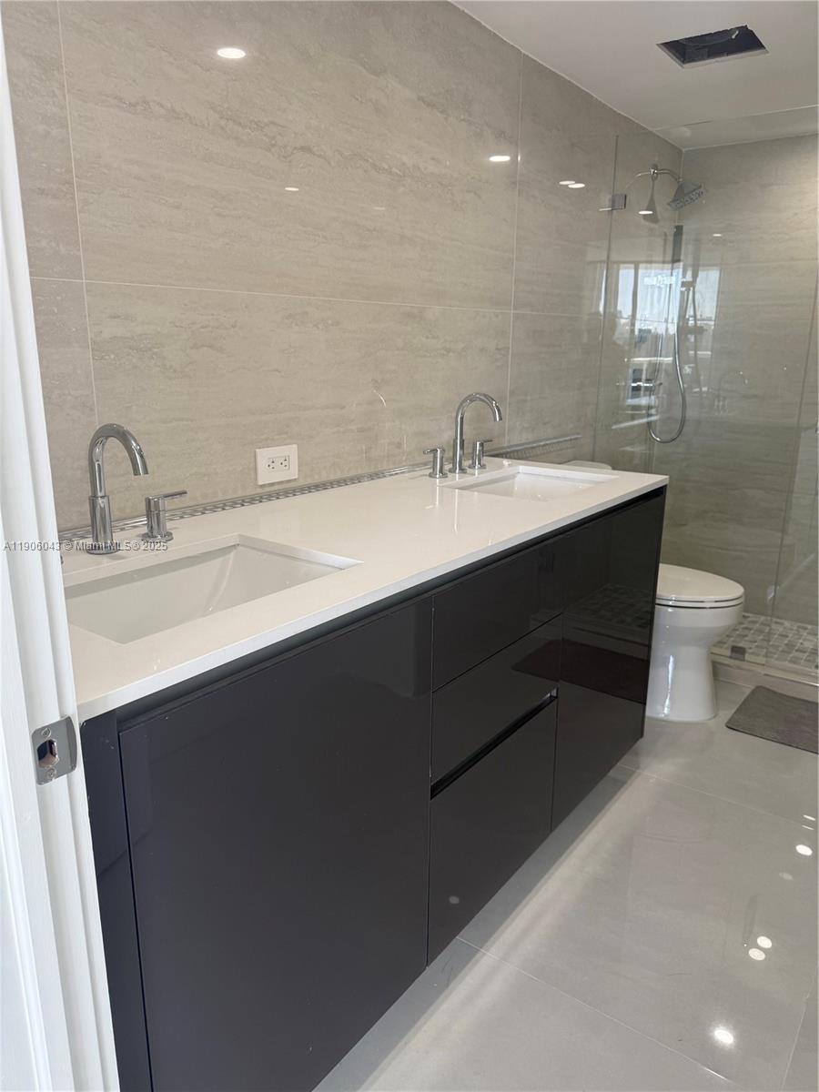 Photo of 3675 Country Club Dr #2606, Aventura, Florida, 33180 - Master Bathroom