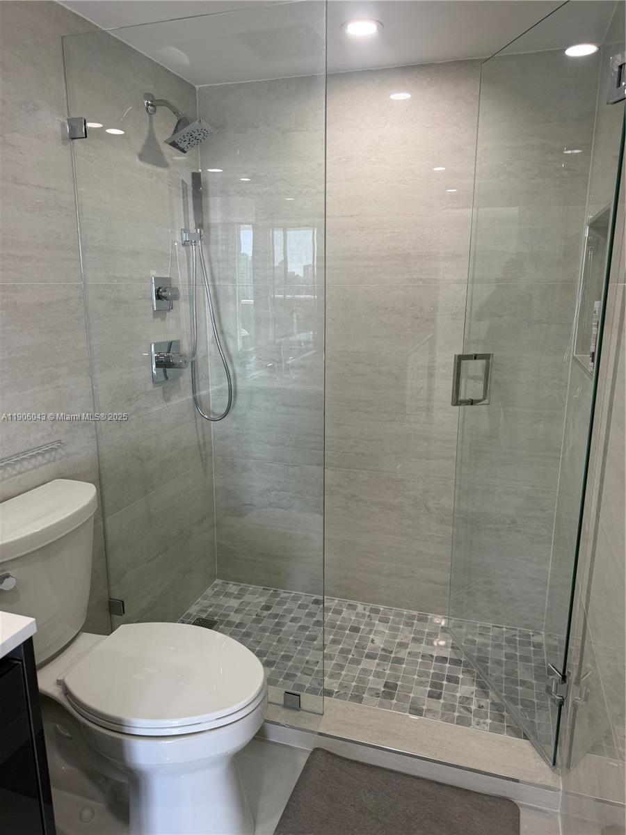 Photo of 3675 Country Club Dr #2606, Aventura, Florida, 33180 - Master Bathroom