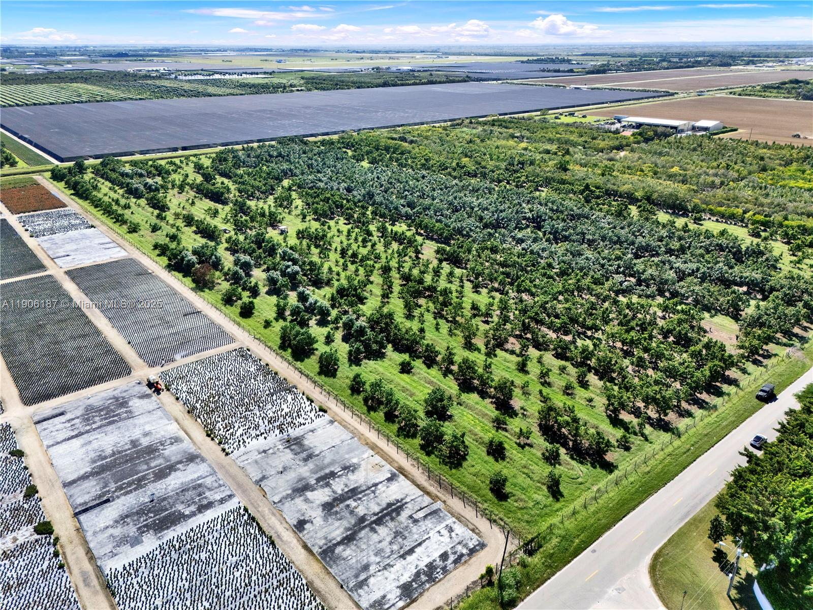   /   sq. ft. $ 2025-10-31 0 foto