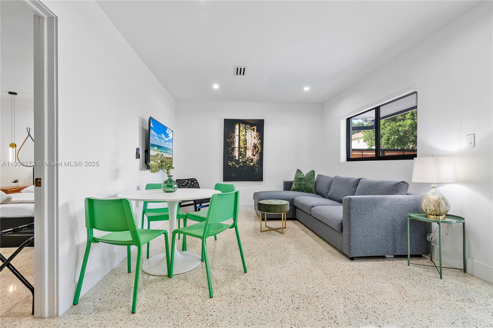   /  1600 sq. ft. $ 2025-10-31 0 Photo