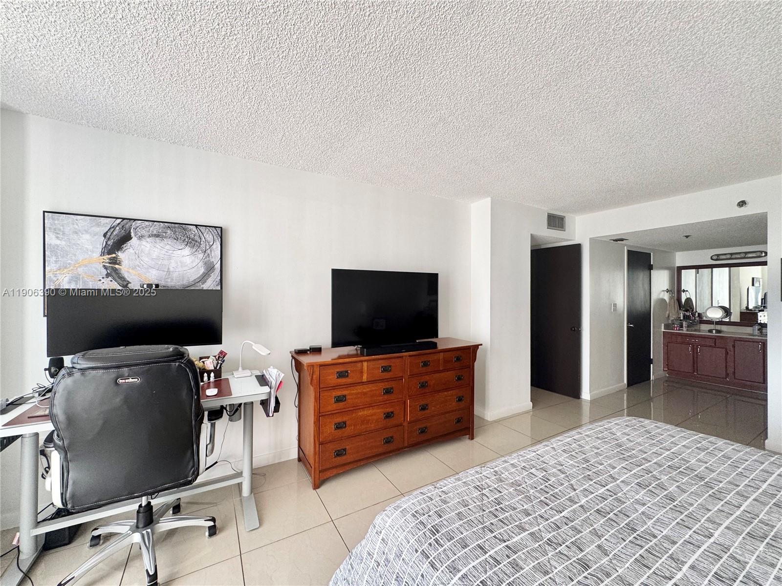 See details 1002 2 / 2 1507 sq. ft. $ 2025-11-01 0 Photo