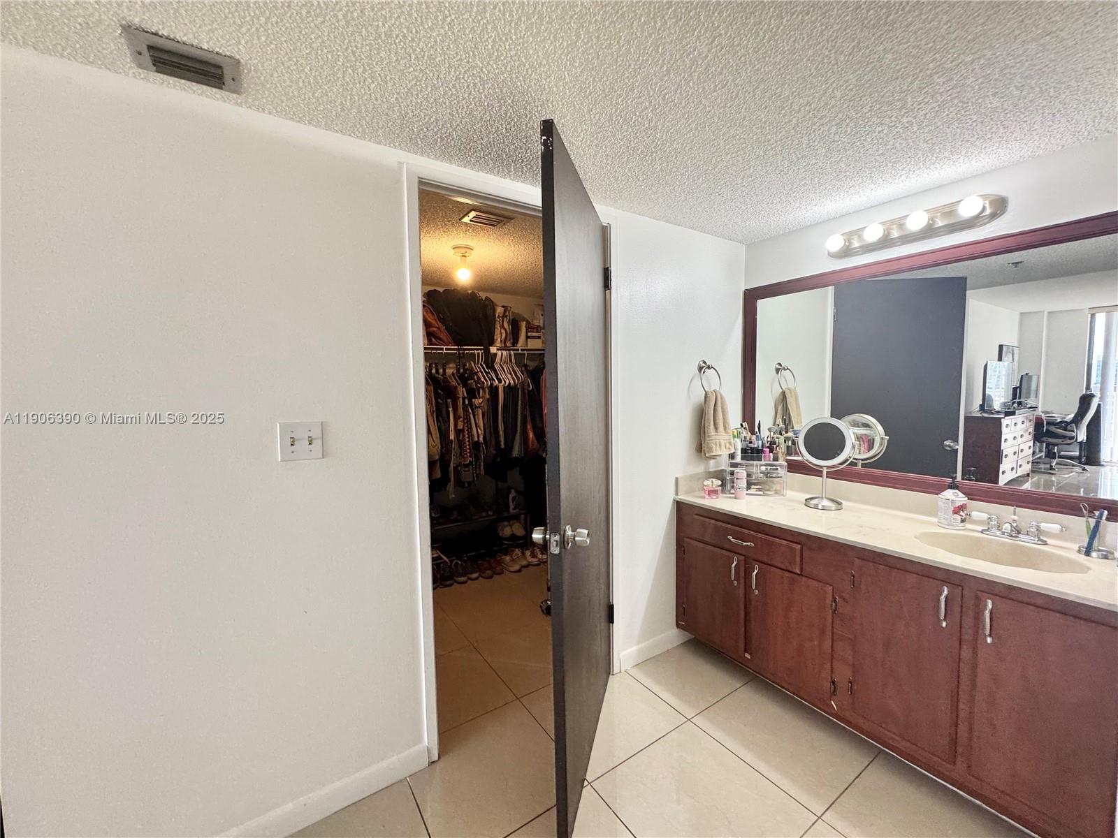 See details 1002 2 / 2 1507 sq. ft. $ 2025-11-01 0 Photo