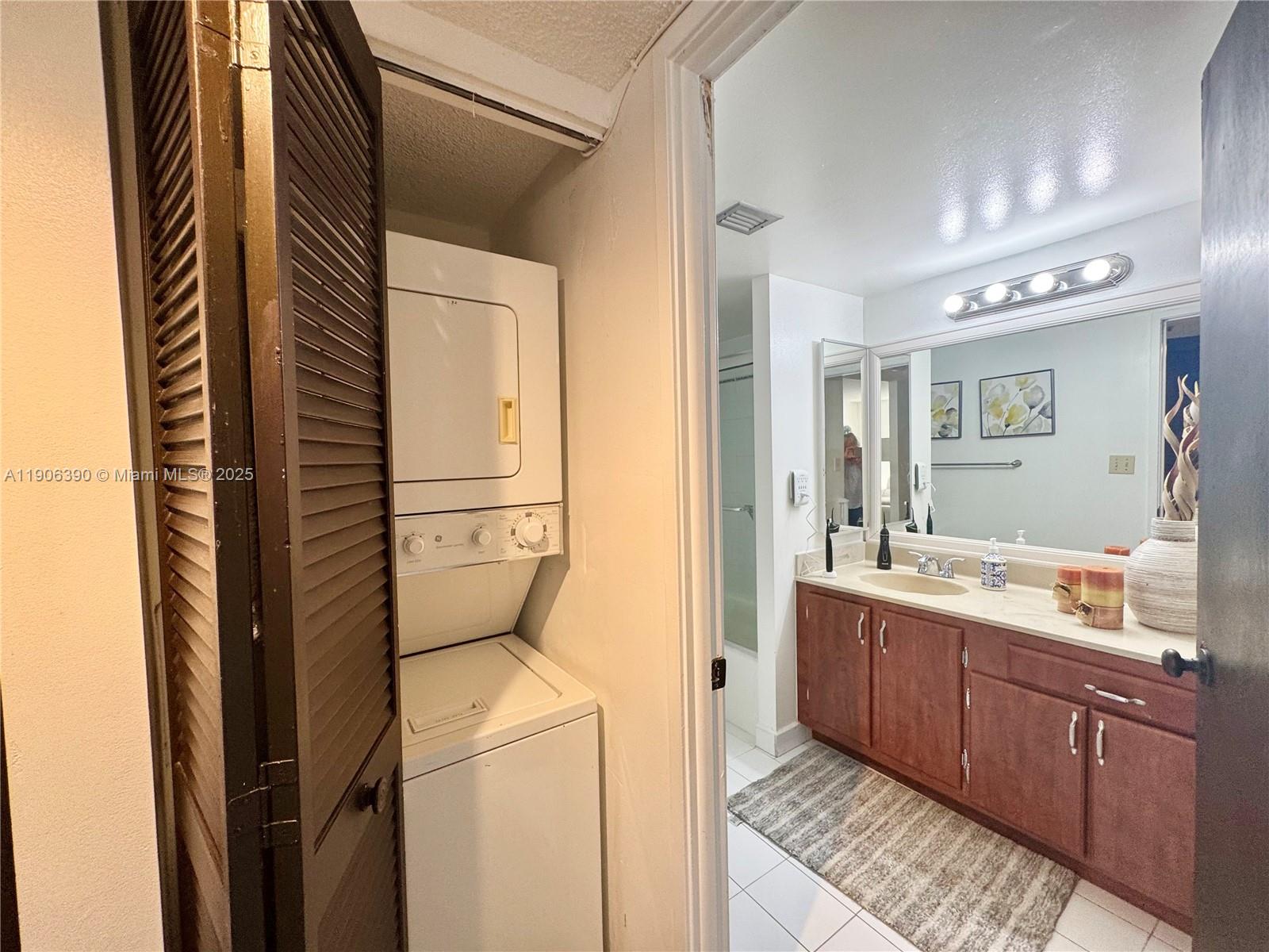 See details 1002 2 / 2 1507 sq. ft. $ 2025-11-01 0 Photo