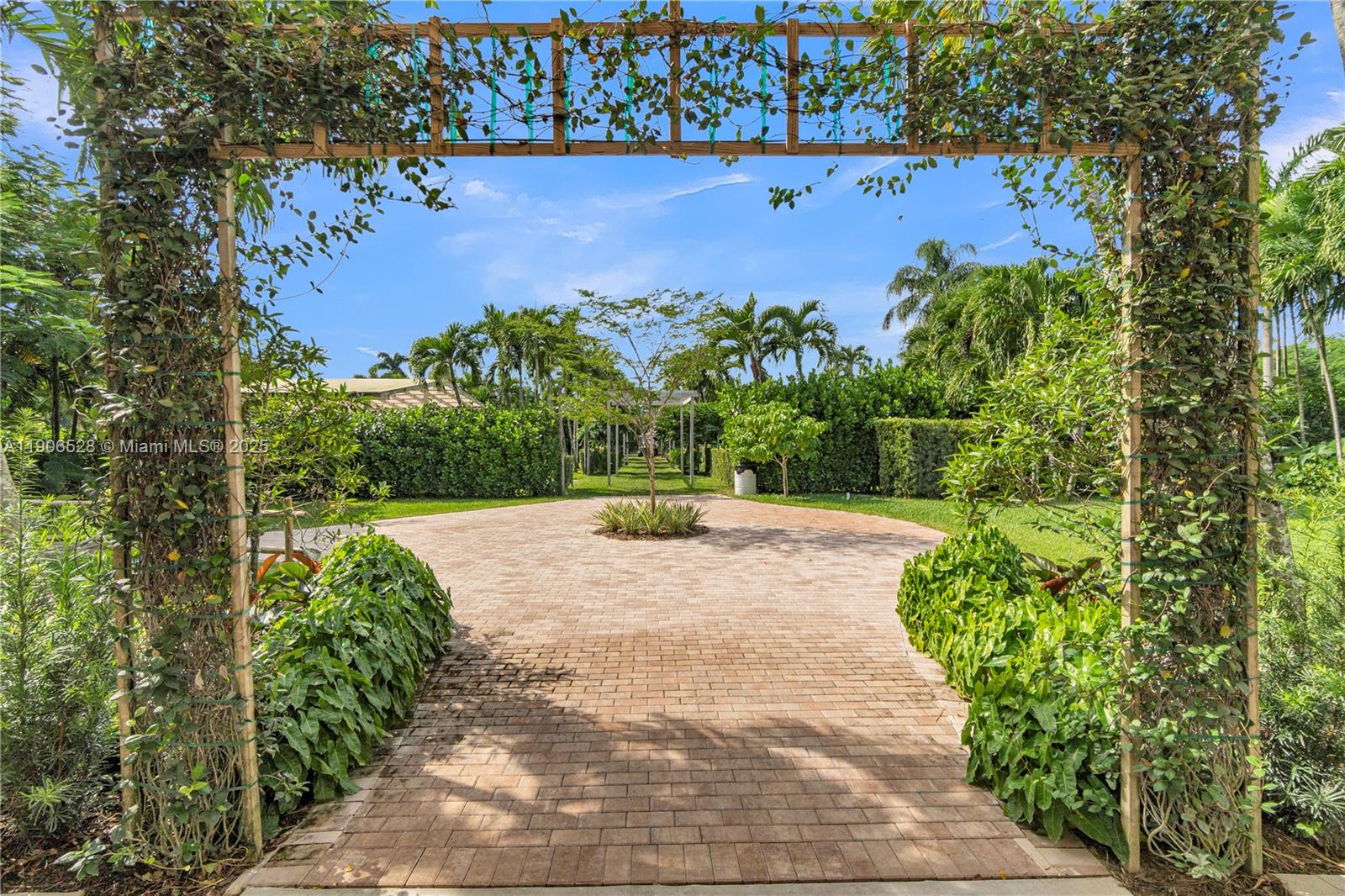 Подробнее / кв.футов $ 2025-11-01 0 Фото