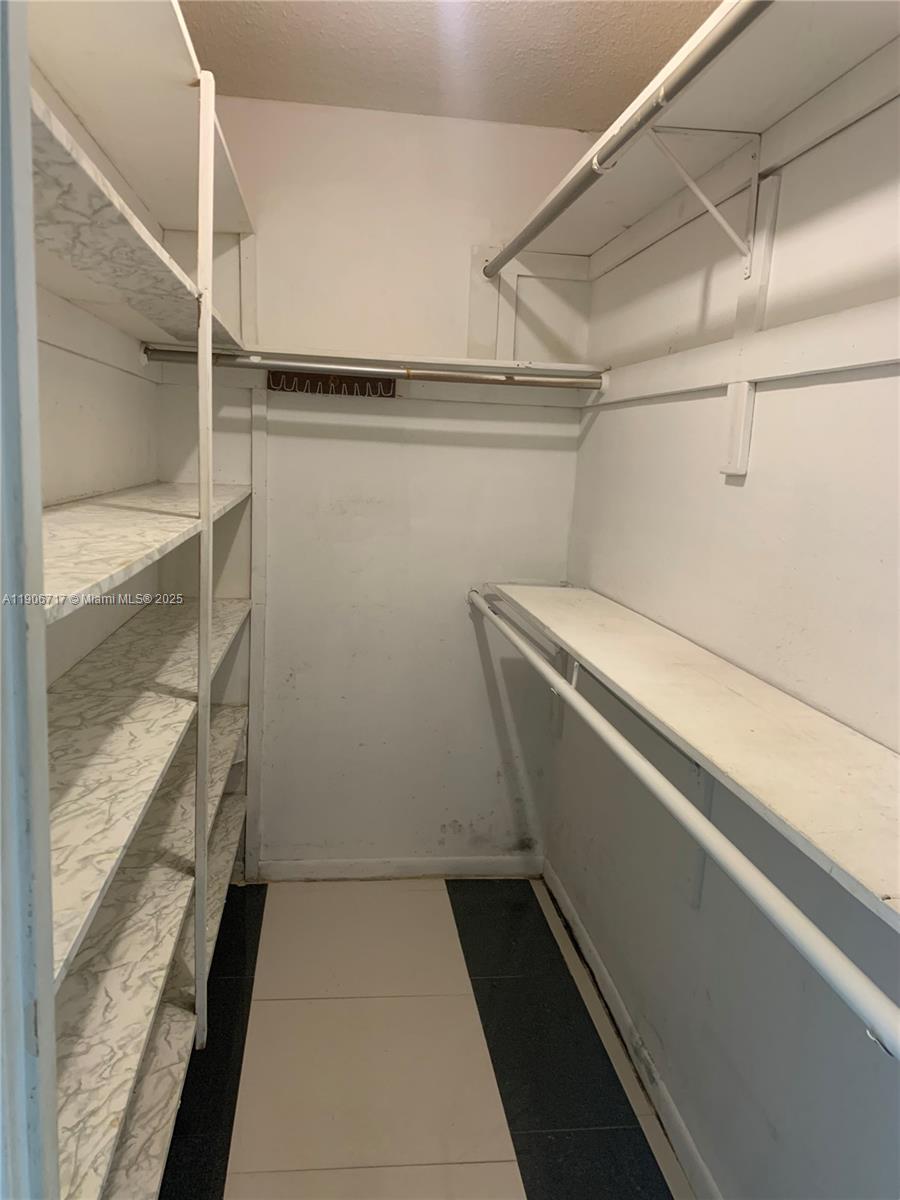 206 2 / 1 909 sq. ft. $ 2025-11-02 0 Photo