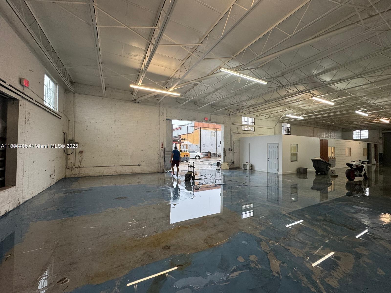   /   sq. ft. $ 2025-11-02 0 foto