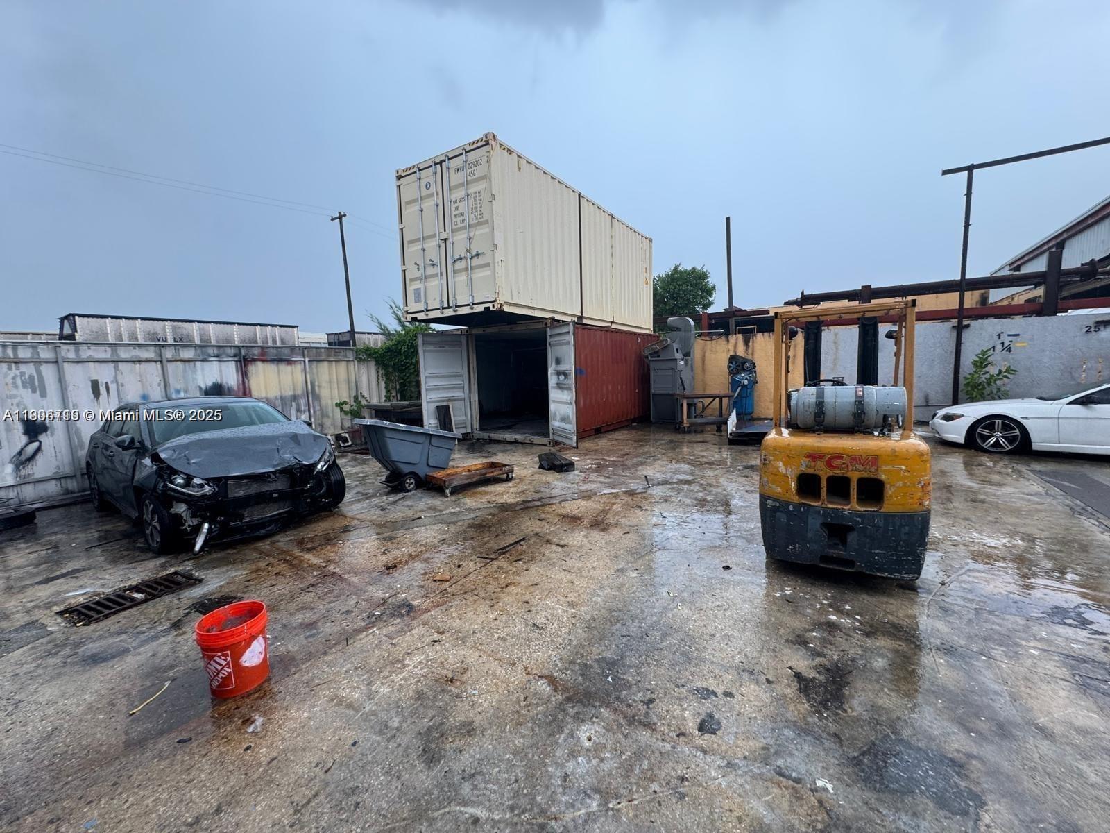   /   sq. ft. $ 2025-11-02 0 foto