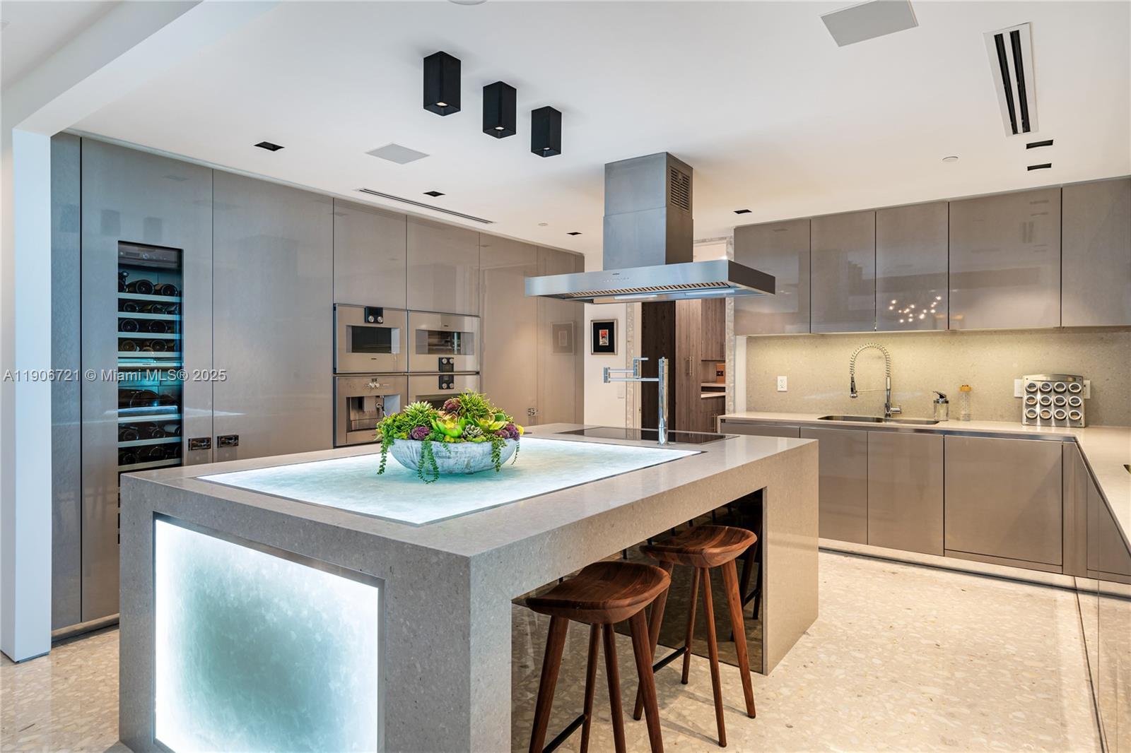 205 4 / 5 3752 sq. ft. $ 2025-11-02 0 Photo