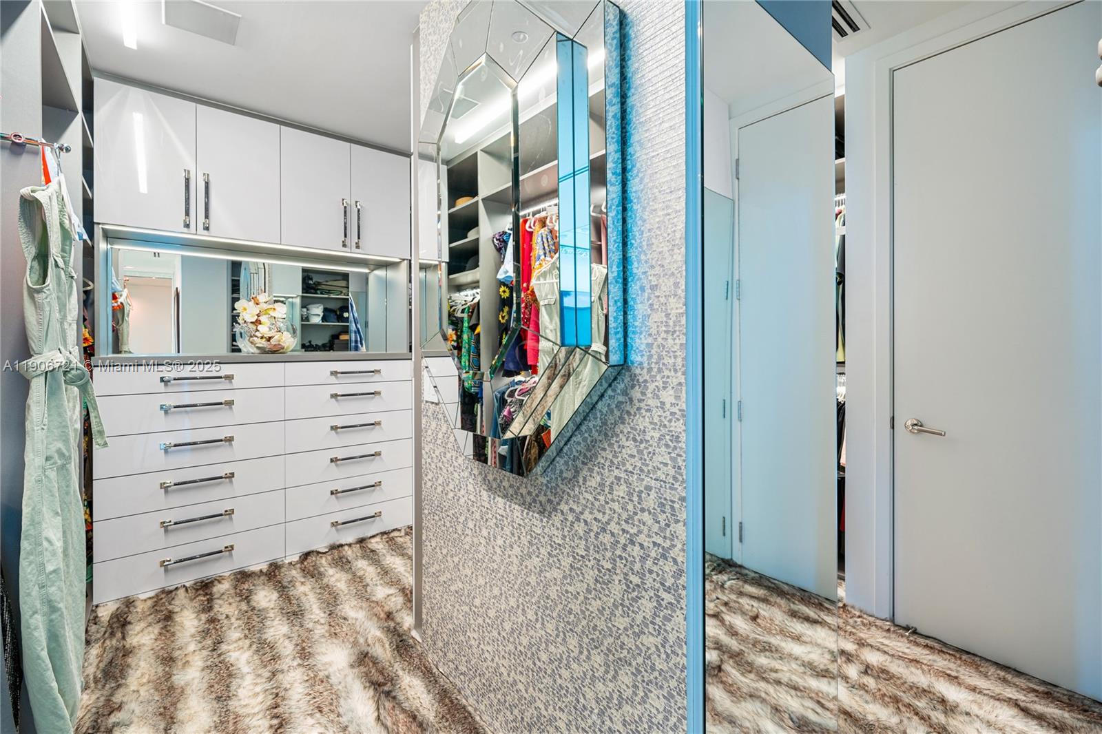 205 4 / 5 3752 sq. ft. $ 2025-11-02 0 Photo