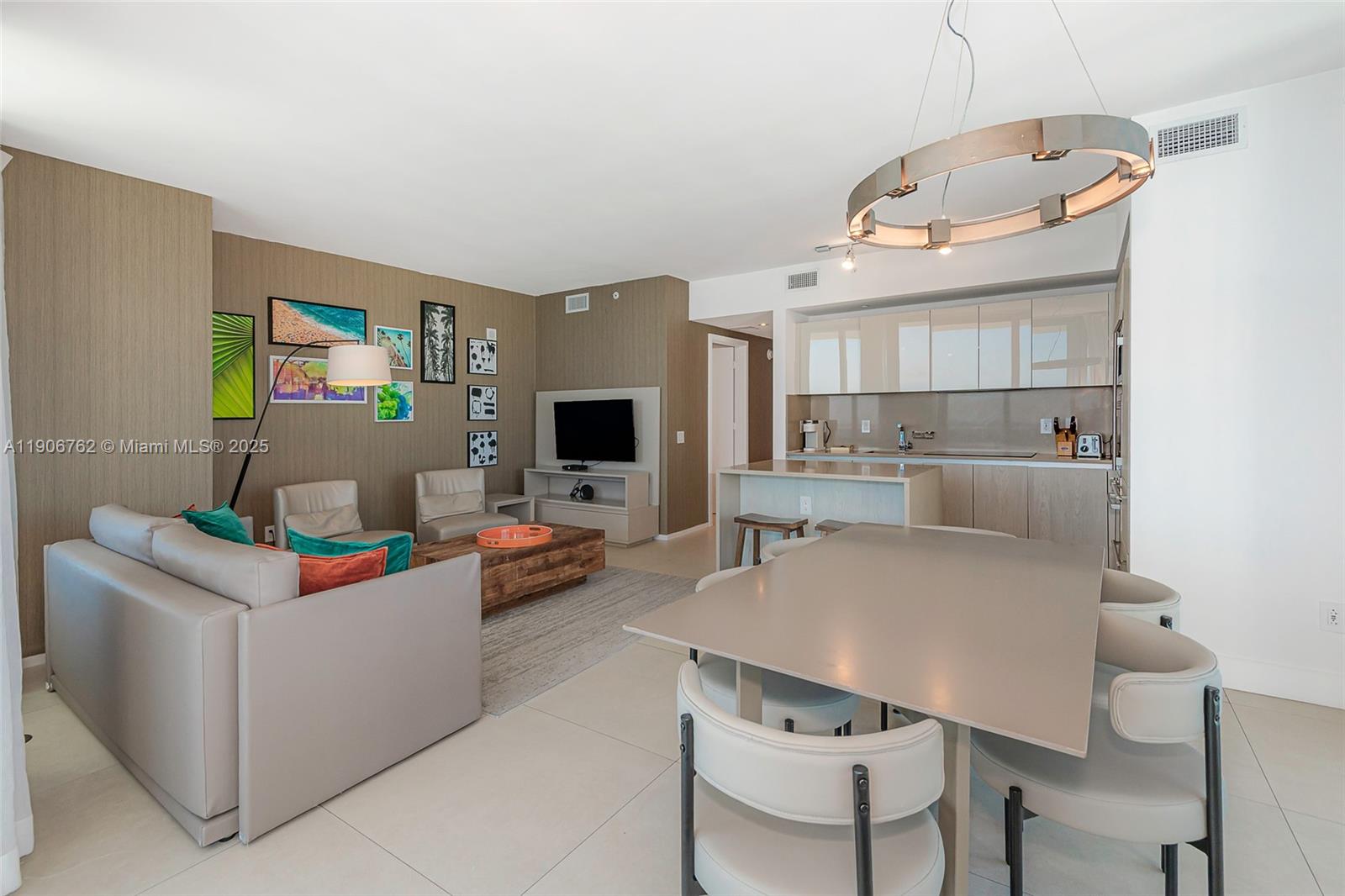 1502 2 / 2 1164 кв.футов $ 2025-11-10 0 Фото