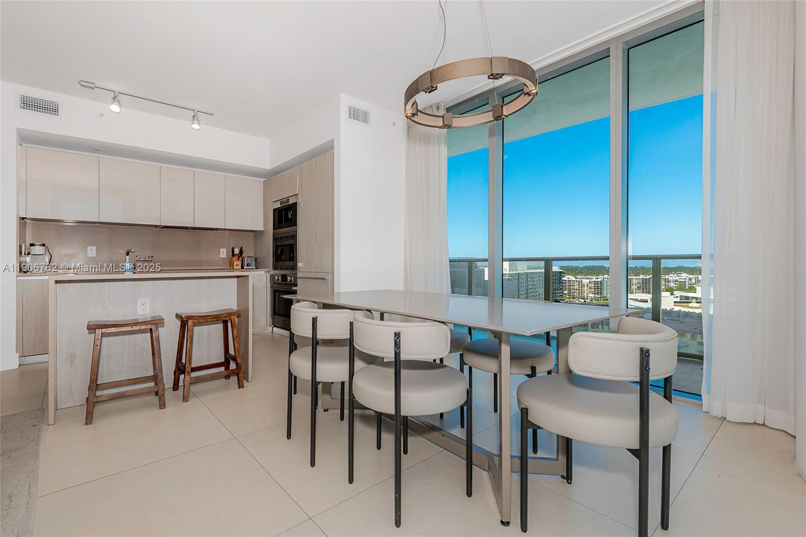 1502 2 / 2 1164 кв.футов $ 2025-11-10 0 Фото