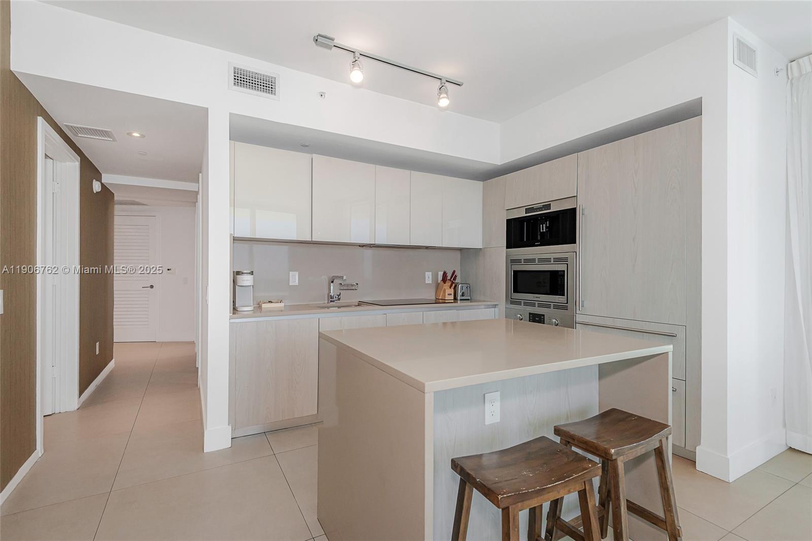 1502 2 / 2 1164 кв.футов $ 2025-11-10 0 Фото