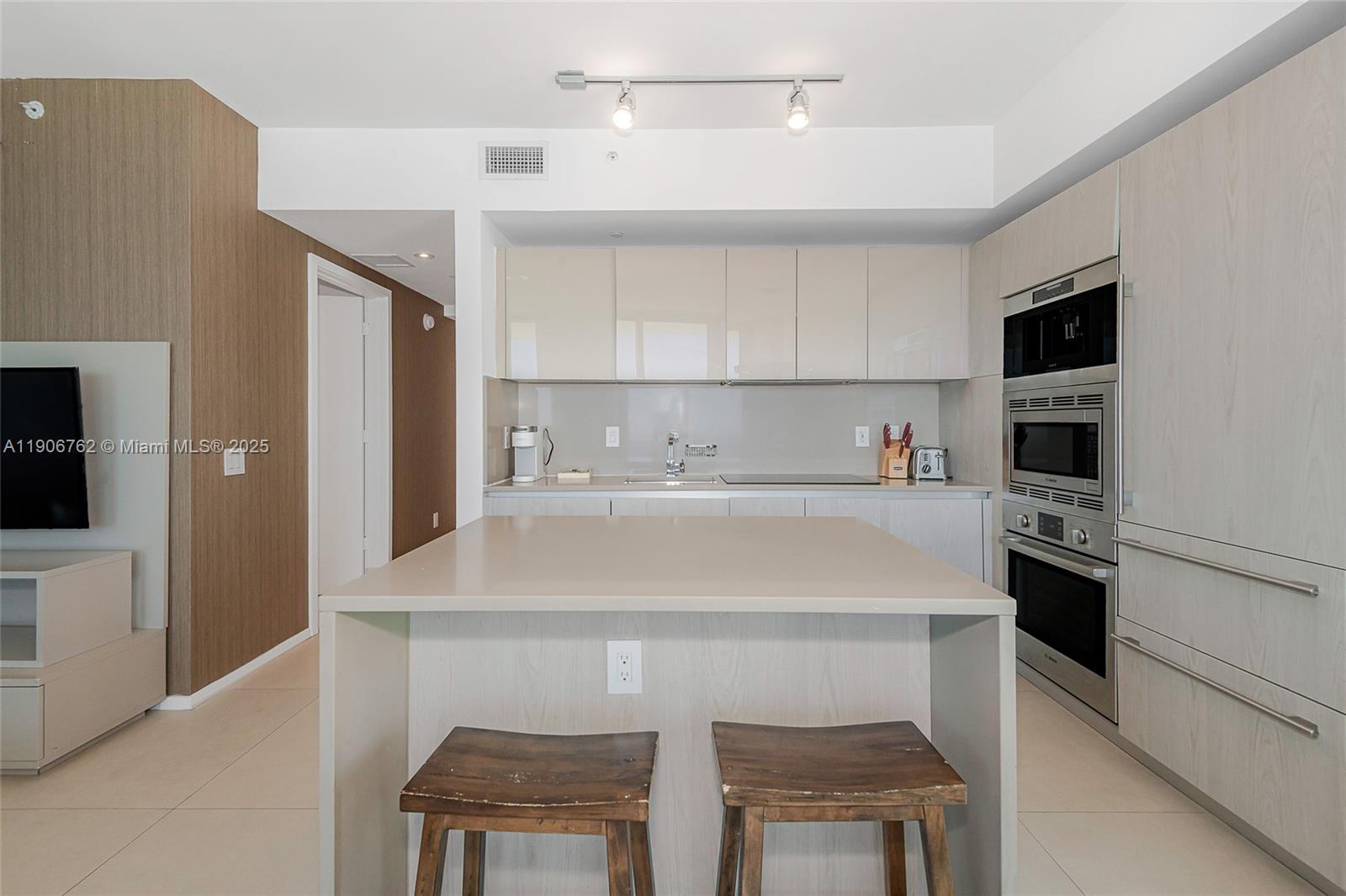 1502 2 / 2 1164 кв.футов $ 2025-11-10 0 Фото