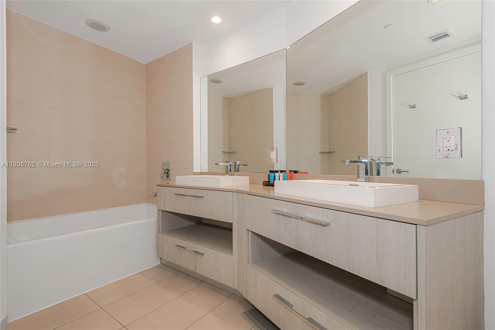 1502 2 / 2 1164 кв.футов $ 2025-11-10 0 Фото