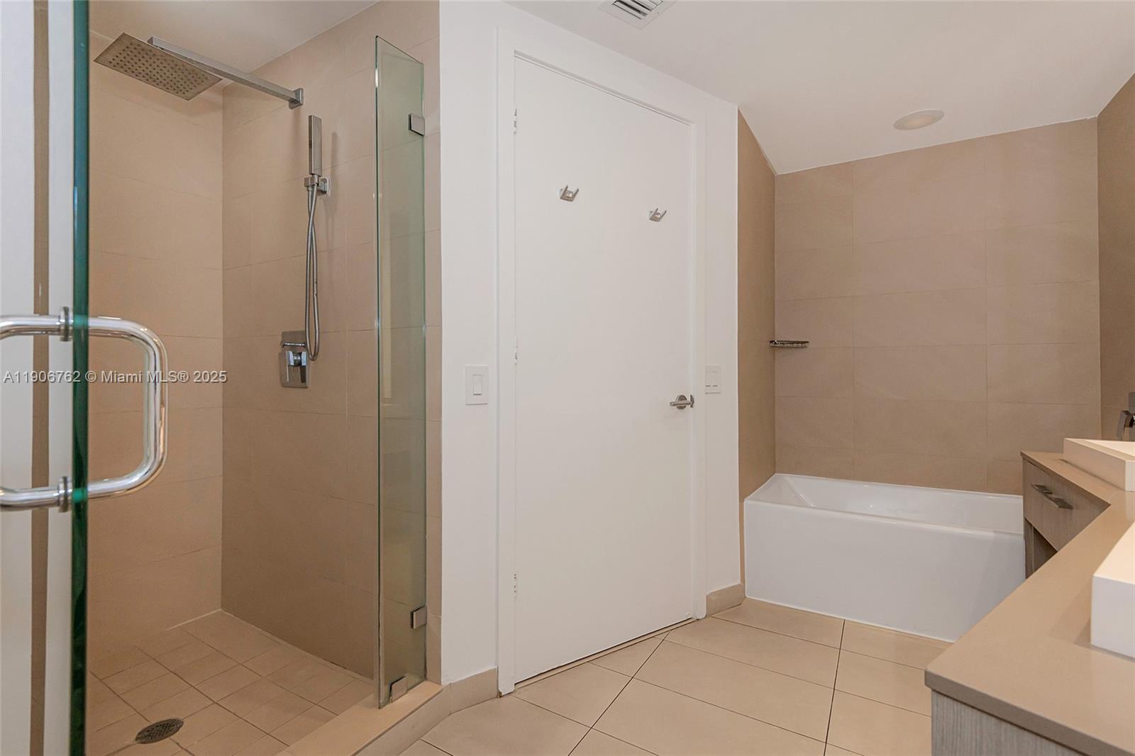 1502 2 / 2 1164 кв.футов $ 2025-11-10 0 Фото