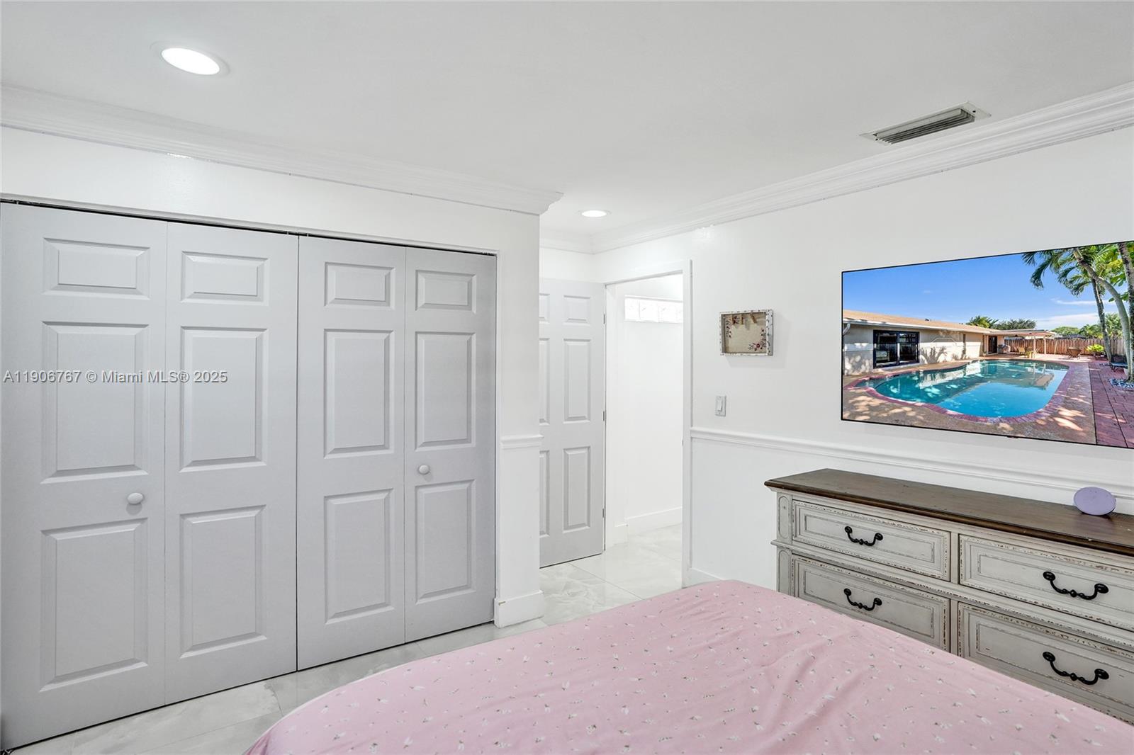 9350 4 / 2  кв.футов $ 2025-12-03 0 Фото