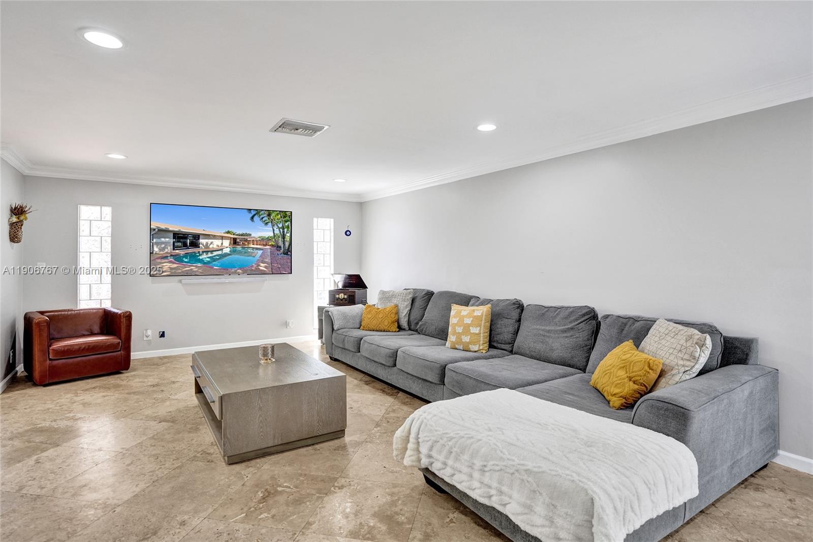 9350 4 / 2  кв.футов $ 2025-12-03 0 Фото