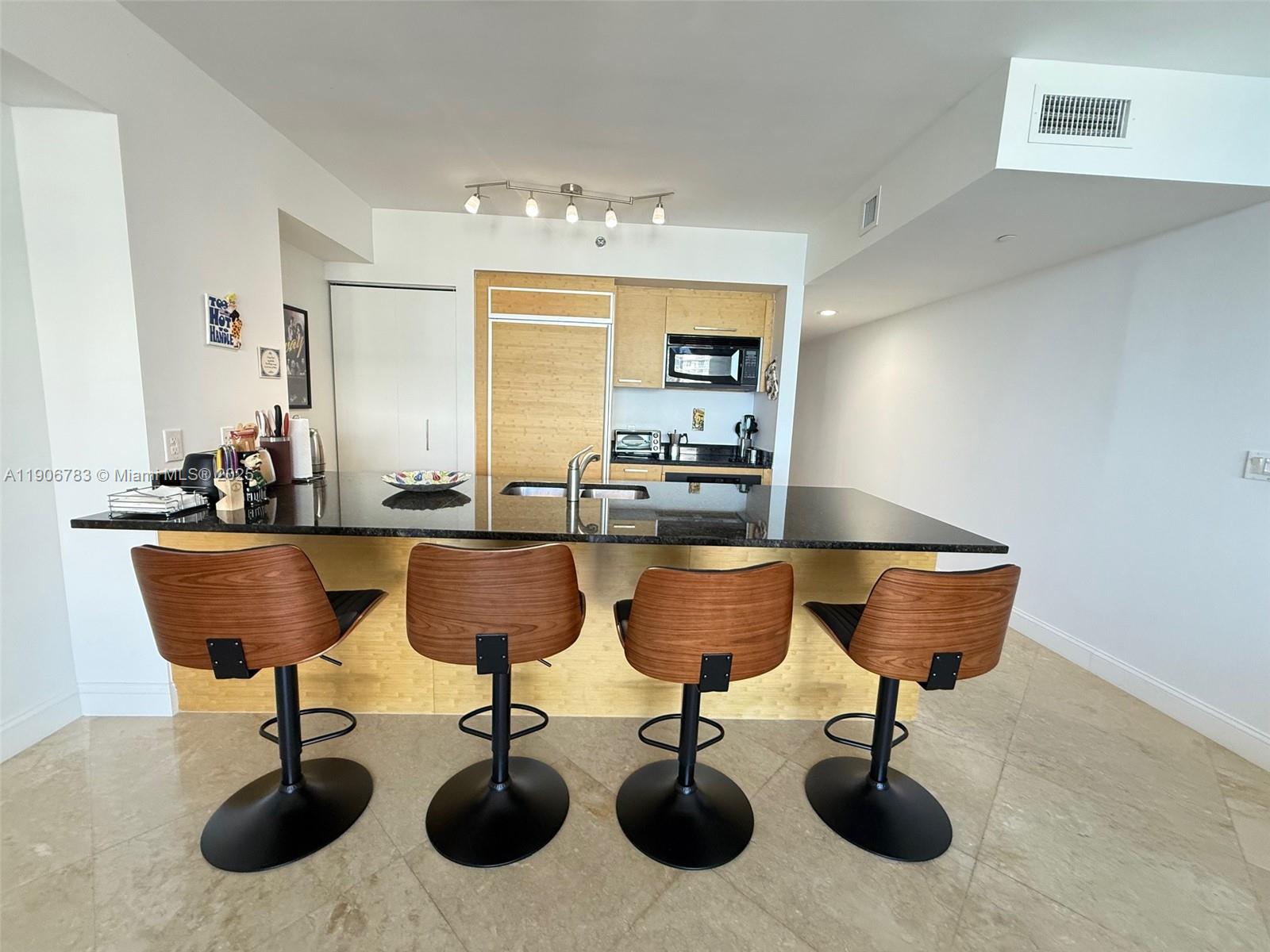 See details 4112 1 / 1 844 sq. ft. $ 2025-11-02 0 Photo