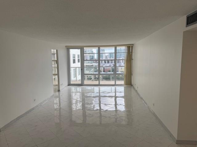 Ver detalles 1416 2 / 2 1276 sq. ft. $ 2026-05-12 0 foto