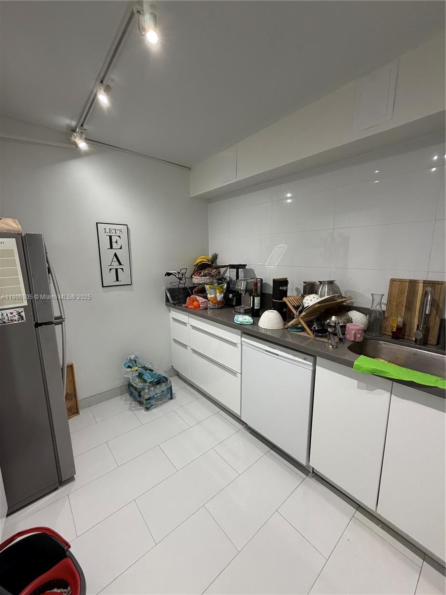 425 2 / 2 1357 sq. ft. $ 2025-11-18 0 Photo