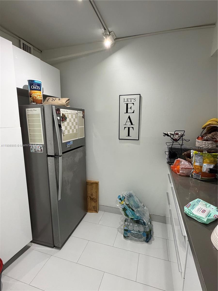 425 2 / 2 1357 sq. ft. $ 2025-11-18 0 Photo