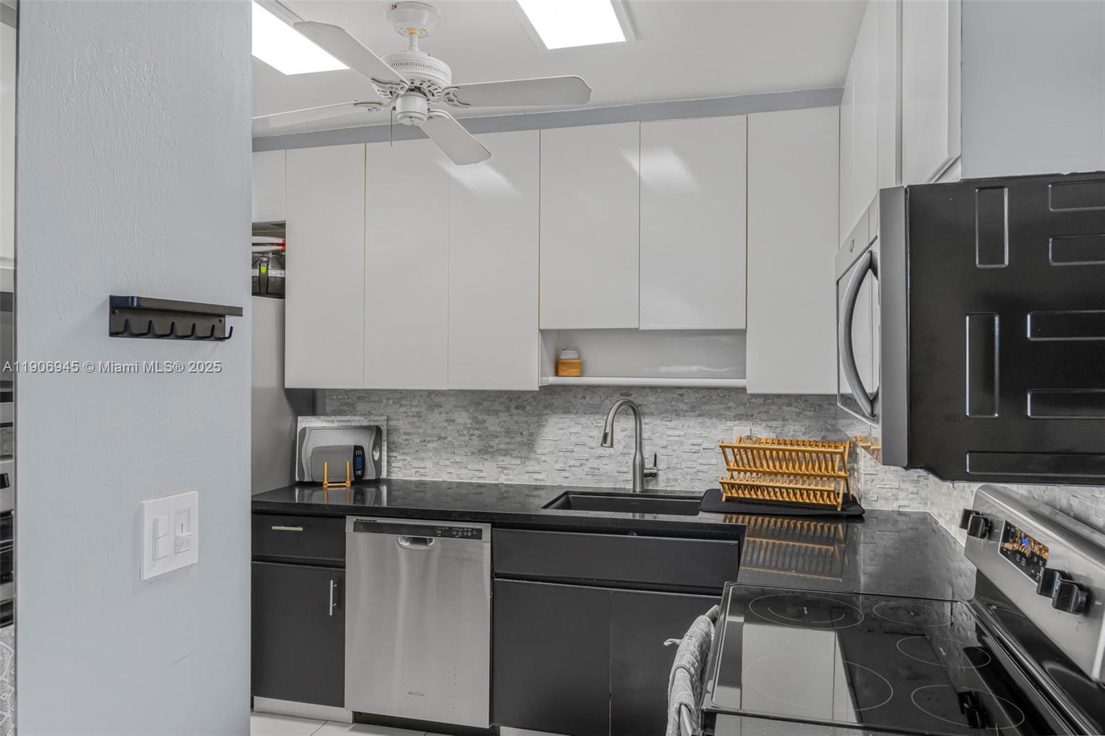 See details 912B 2 / 2 1132 sq. ft. $ 2025-11-03 0 Photo