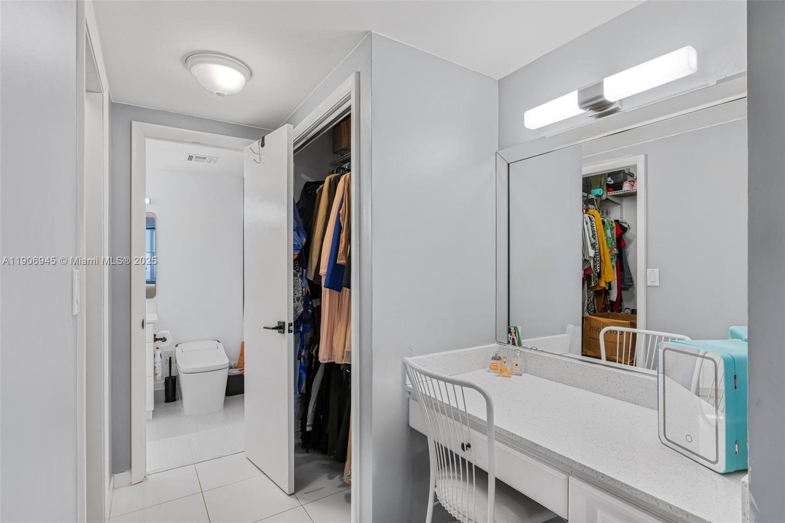 See details 912B 2 / 2 1132 sq. ft. $ 2025-11-03 0 Photo