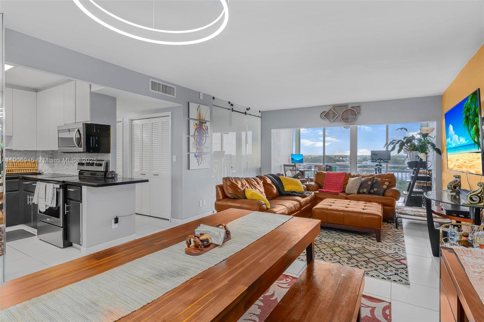 See details 912B 2 / 2 1132 sq. ft. $ 2025-11-03 0 Photo