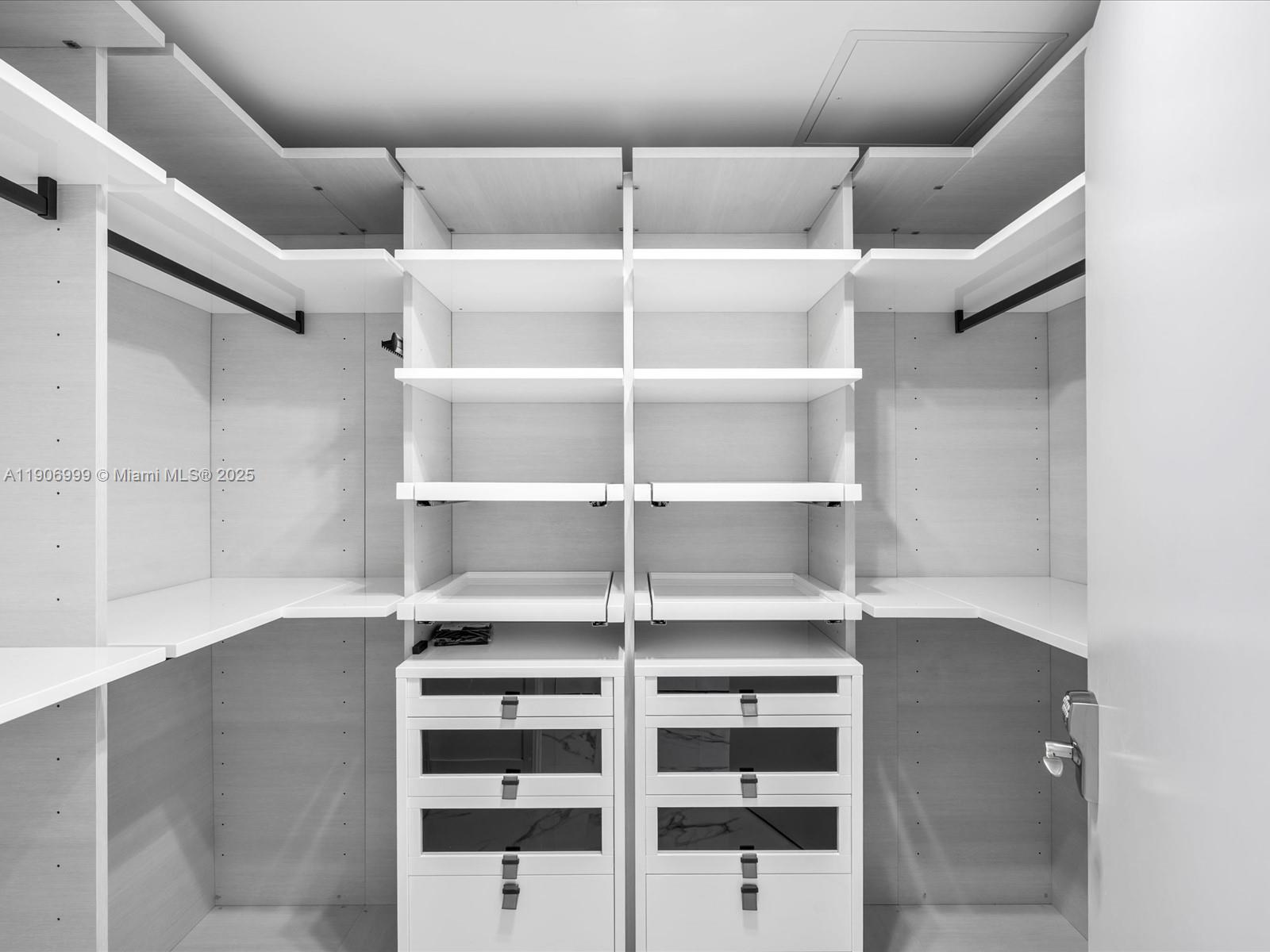 See details 4-1601 3 / 4 1892 sq. ft. $ 2025-11-03 0 Photo