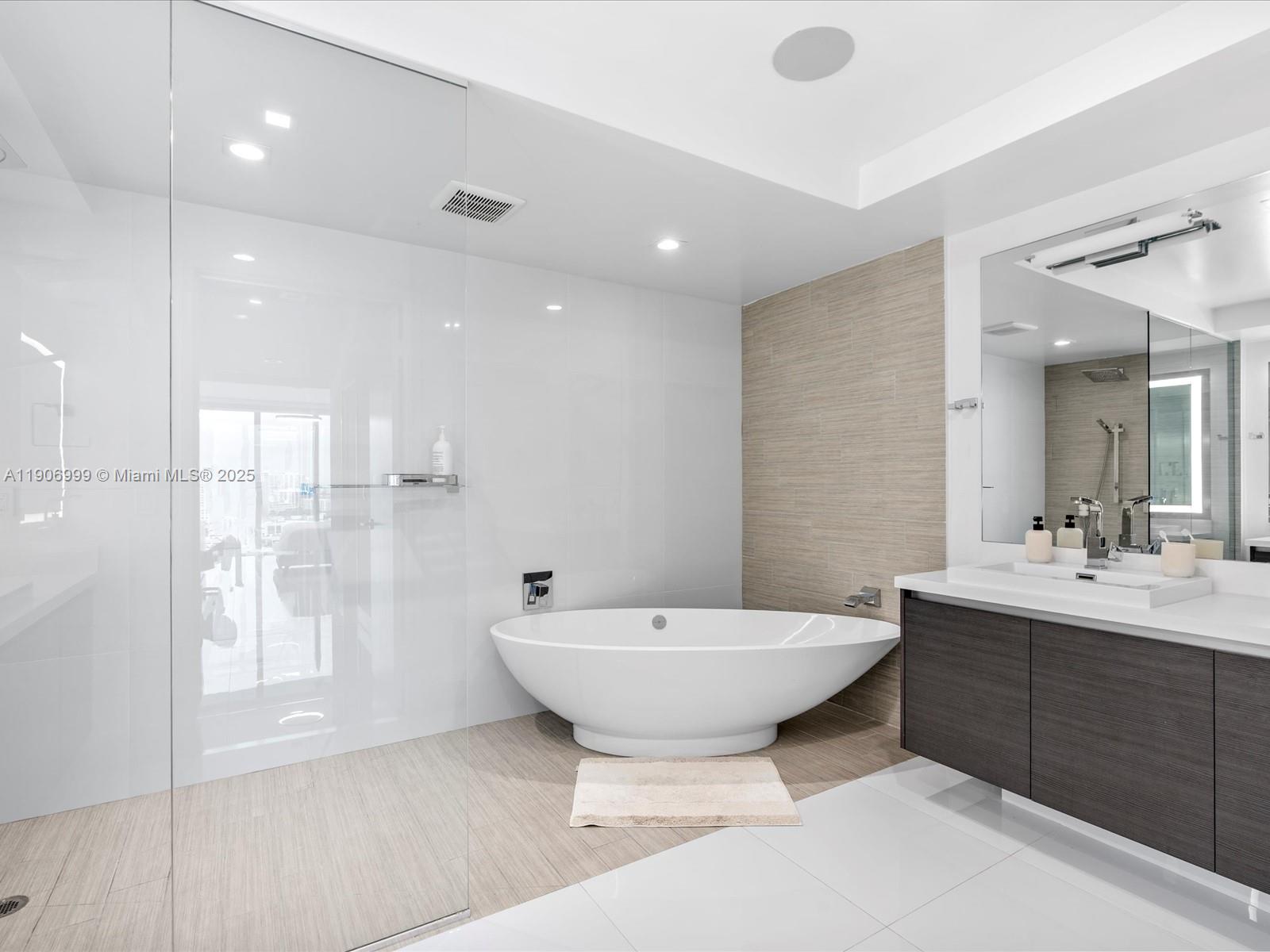 See details 4-1601 3 / 4 1892 sq. ft. $ 2025-11-03 0 Photo