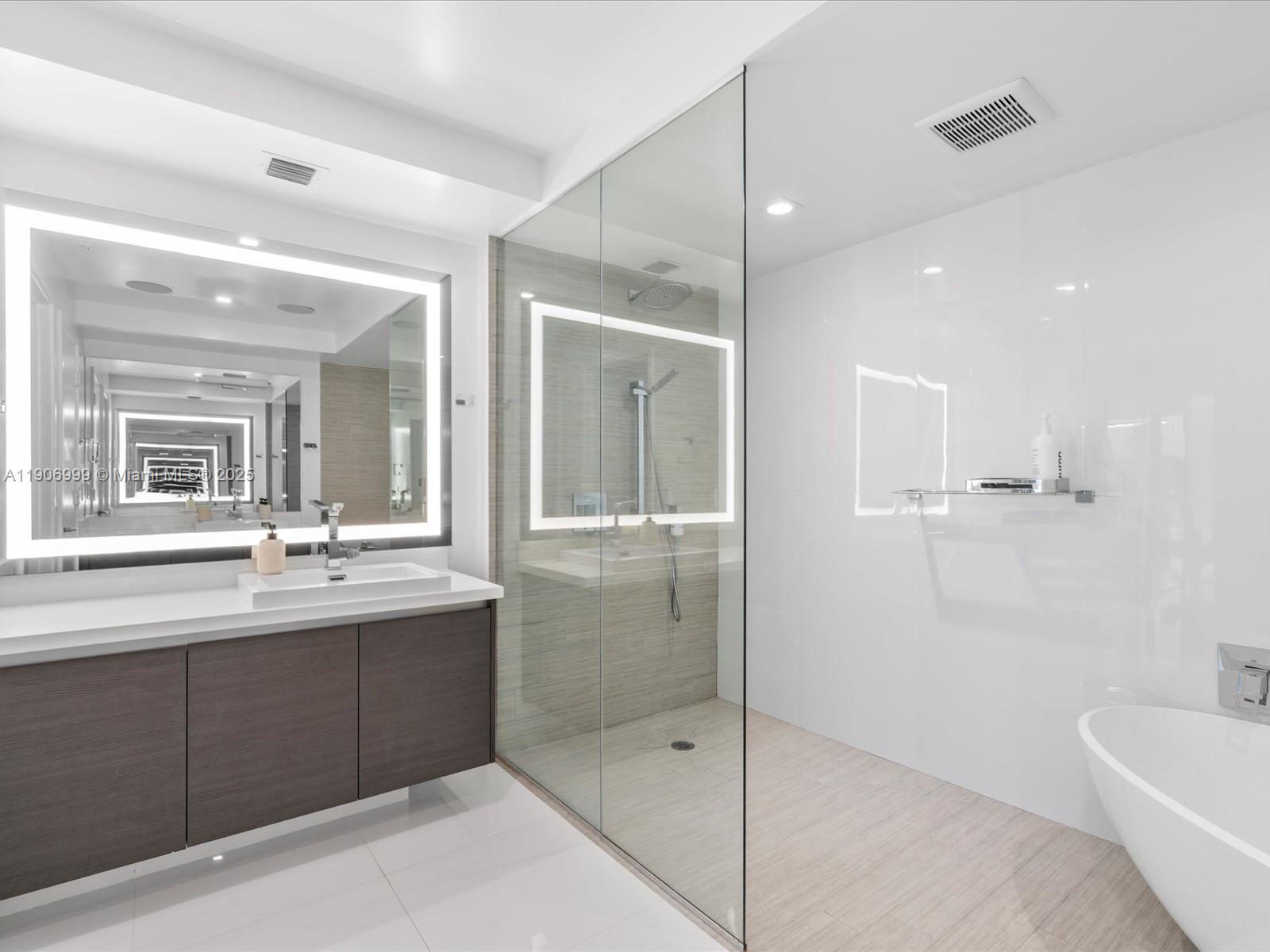 See details 4-1601 3 / 4 1892 sq. ft. $ 2025-11-03 0 Photo