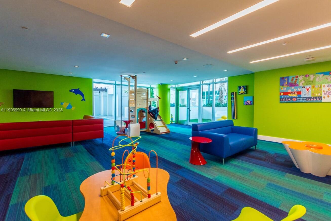 See details 4-1601 3 / 4 1892 sq. ft. $ 2025-11-03 0 Photo