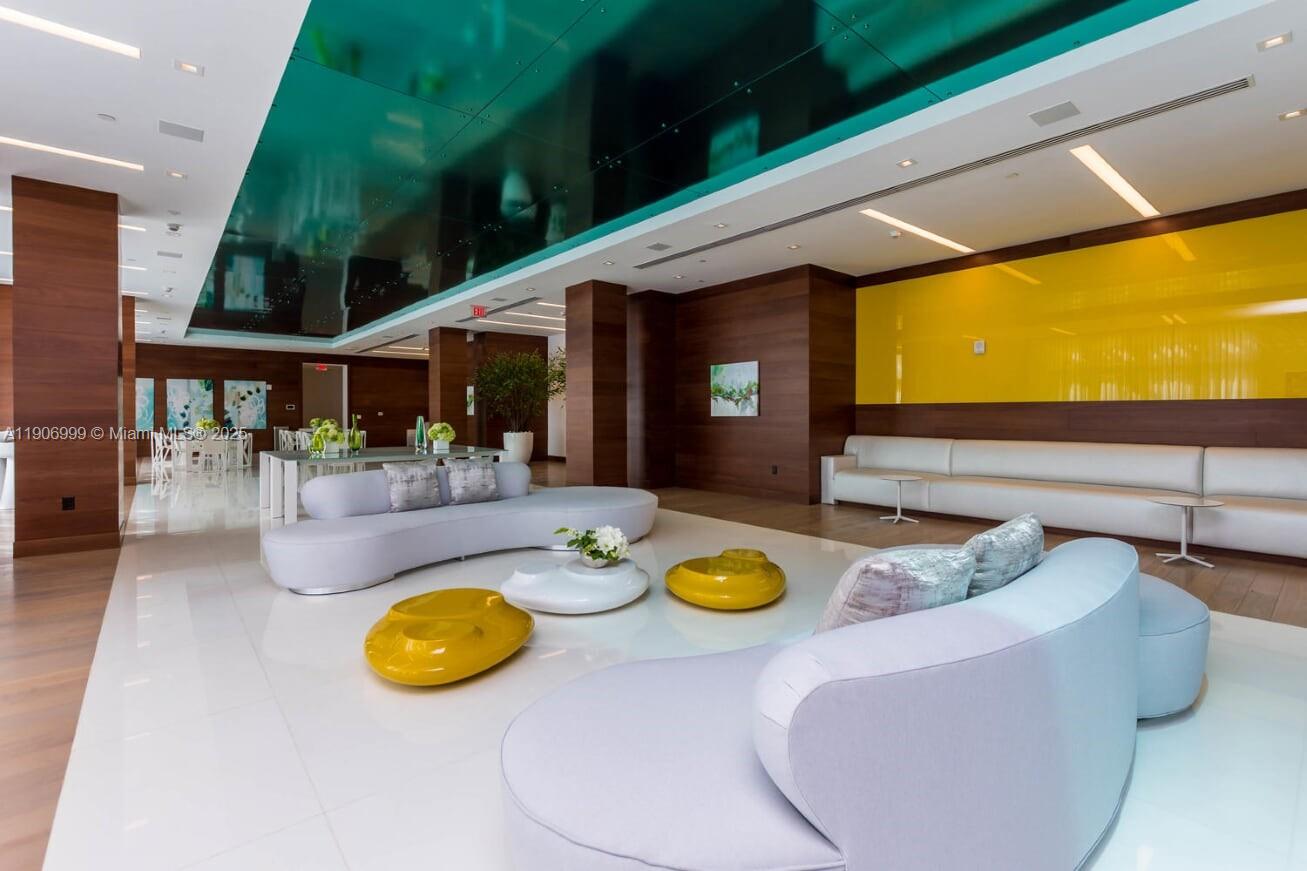 See details 4-1601 3 / 4 1892 sq. ft. $ 2025-11-03 0 Photo