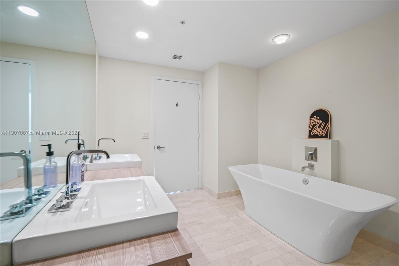 Photo of 17111 Biscayne Blvd  #1805, North Miami Beach, Florida, 33160 - 