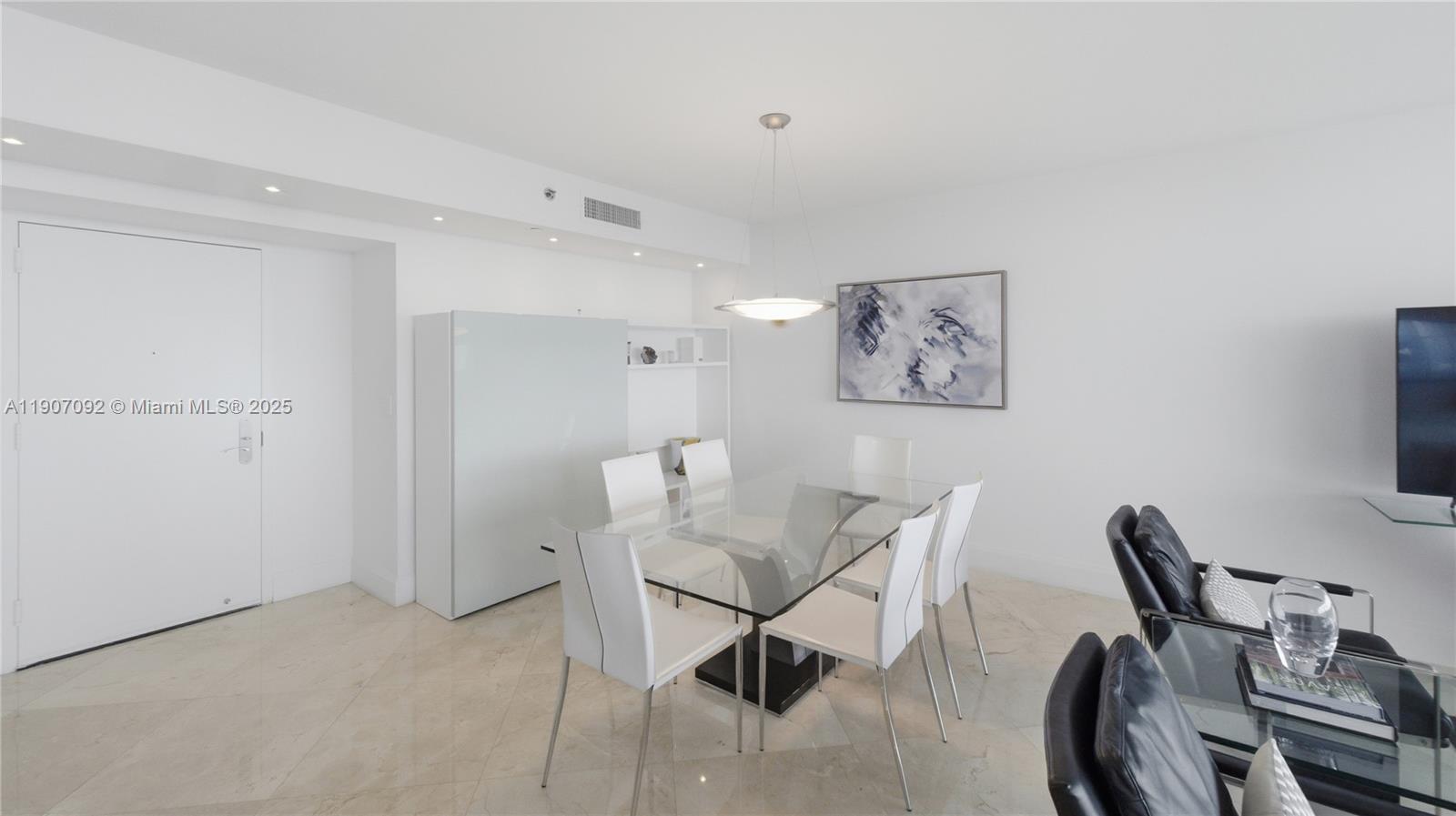 Подробнее 3805 2 / 2 1782 кв.футов $ 2025-11-03 0 Фото