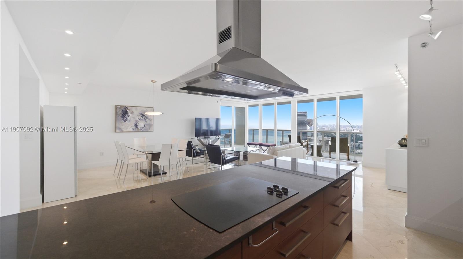 Подробнее 3805 2 / 2 1782 кв.футов $ 2025-11-03 0 Фото