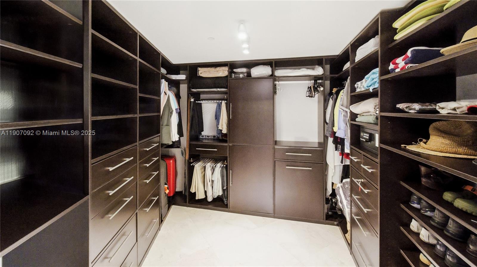 Подробнее 3805 2 / 2 1782 кв.футов $ 2025-11-03 0 Фото