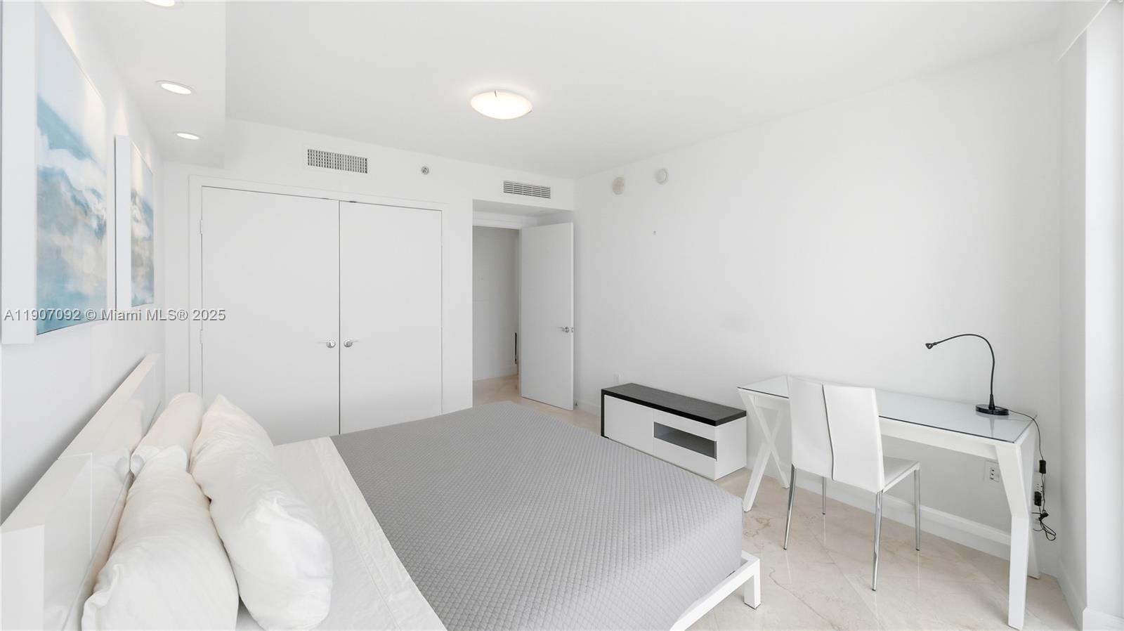 Подробнее 3805 2 / 2 1782 кв.футов $ 2025-11-03 0 Фото