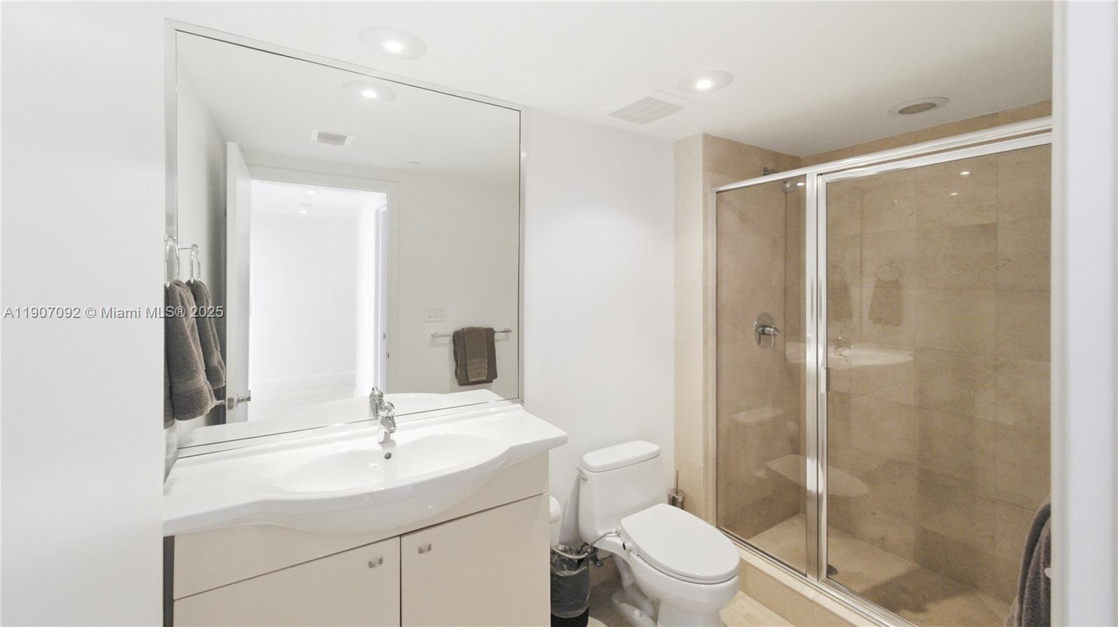 Подробнее 3805 2 / 2 1782 кв.футов $ 2025-11-03 0 Фото