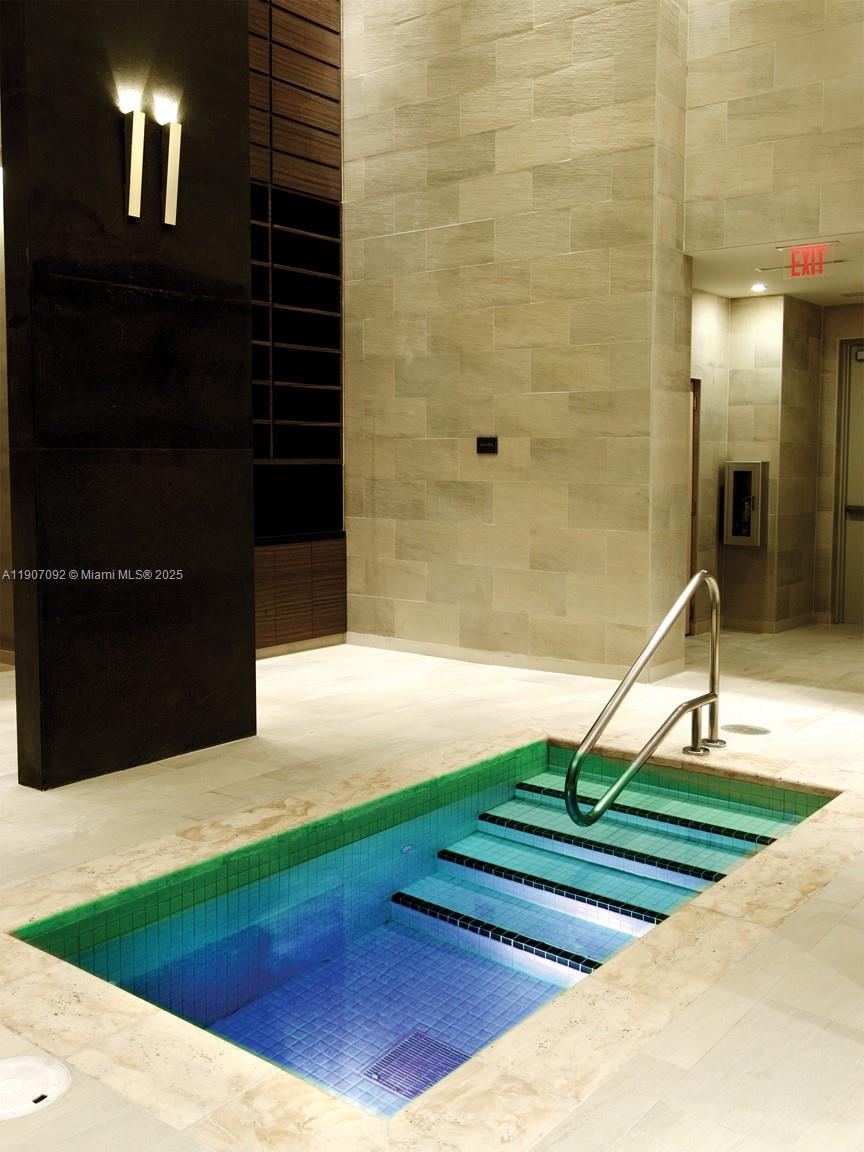 Подробнее 3805 2 / 2 1782 кв.футов $ 2025-11-03 0 Фото