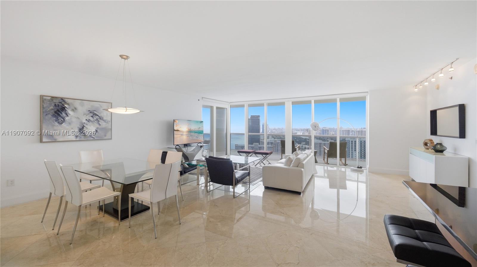 Подробнее 3805 2 / 2 1782 кв.футов $ 2025-11-03 0 Фото