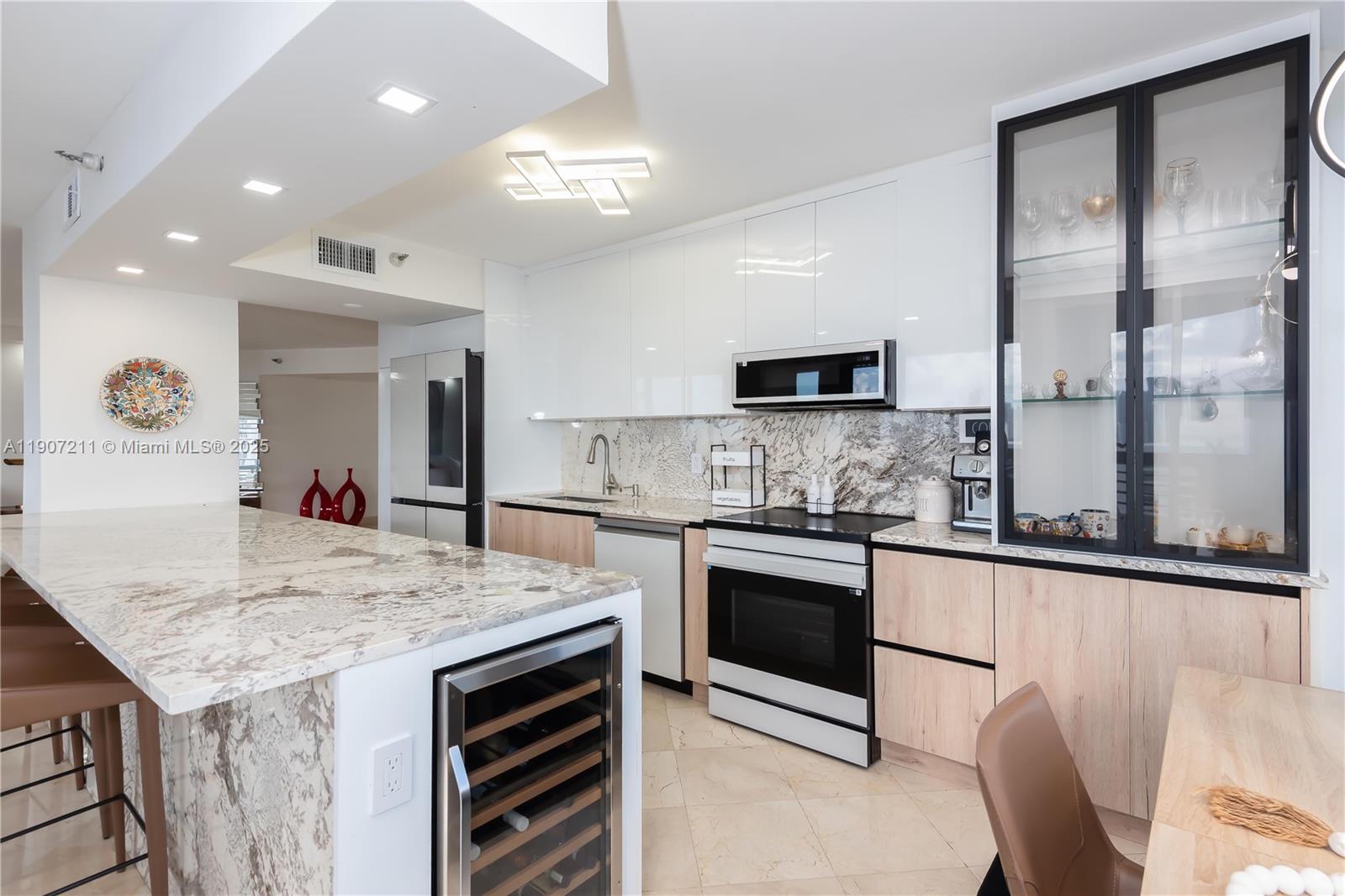 Подробнее 2206 2 / 2 1464 кв.футов $ 2025-11-03 0 Фото