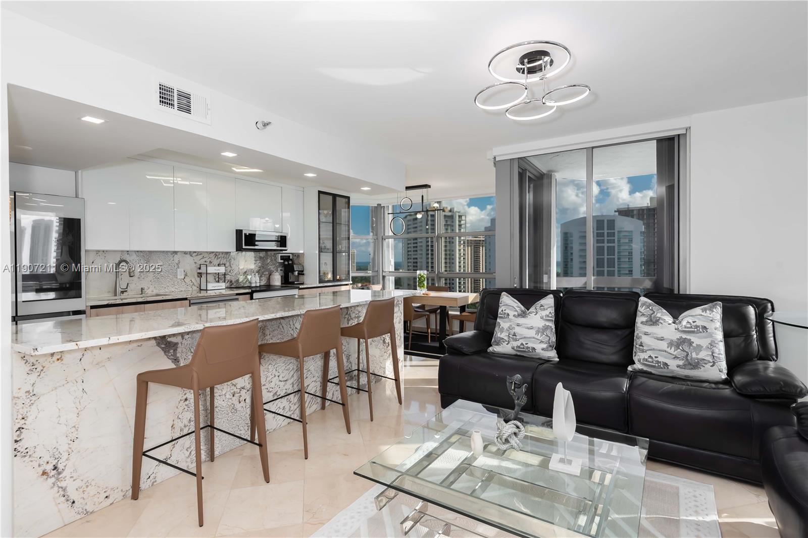 Подробнее 2206 2 / 2 1464 кв.футов $ 2025-11-03 0 Фото