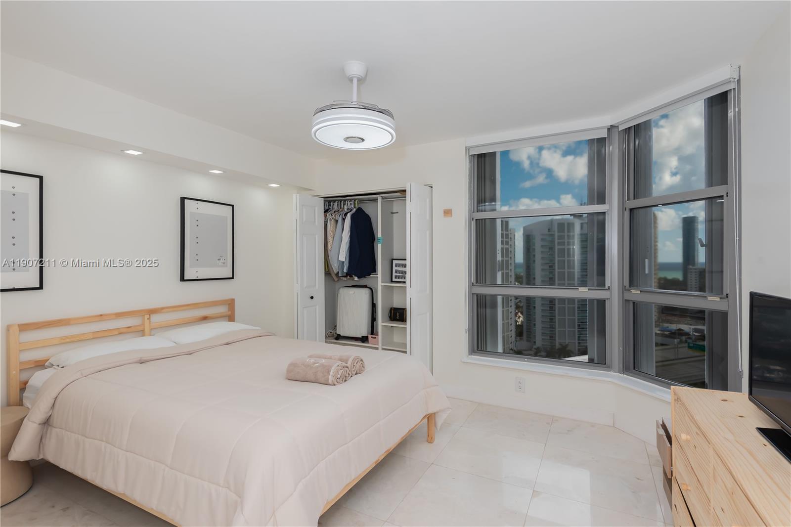 Подробнее 2206 2 / 2 1464 кв.футов $ 2025-11-03 0 Фото