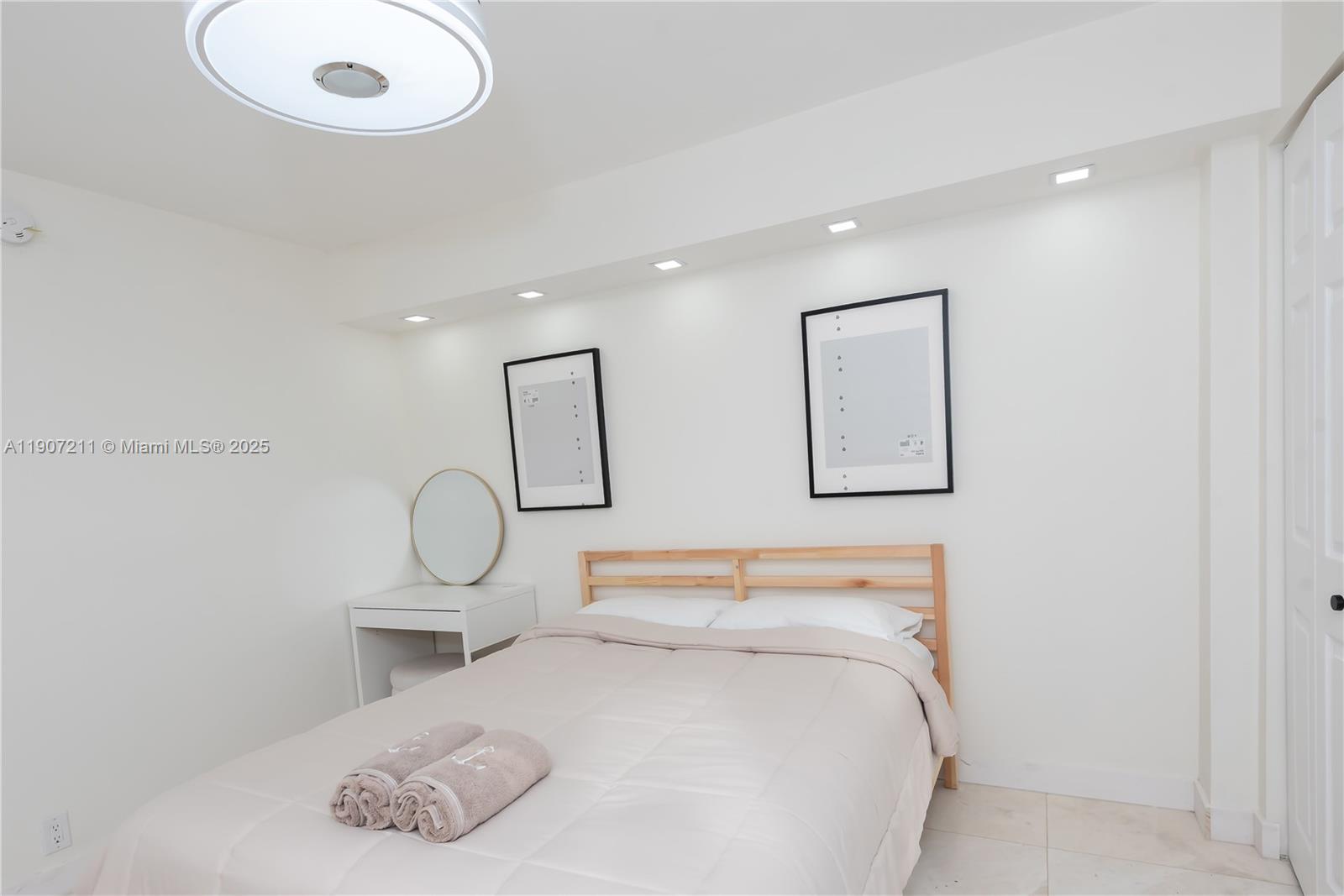 Подробнее 2206 2 / 2 1464 кв.футов $ 2025-11-03 0 Фото