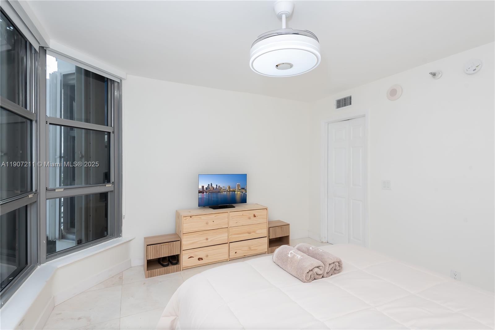 Подробнее 2206 2 / 2 1464 кв.футов $ 2025-11-03 0 Фото