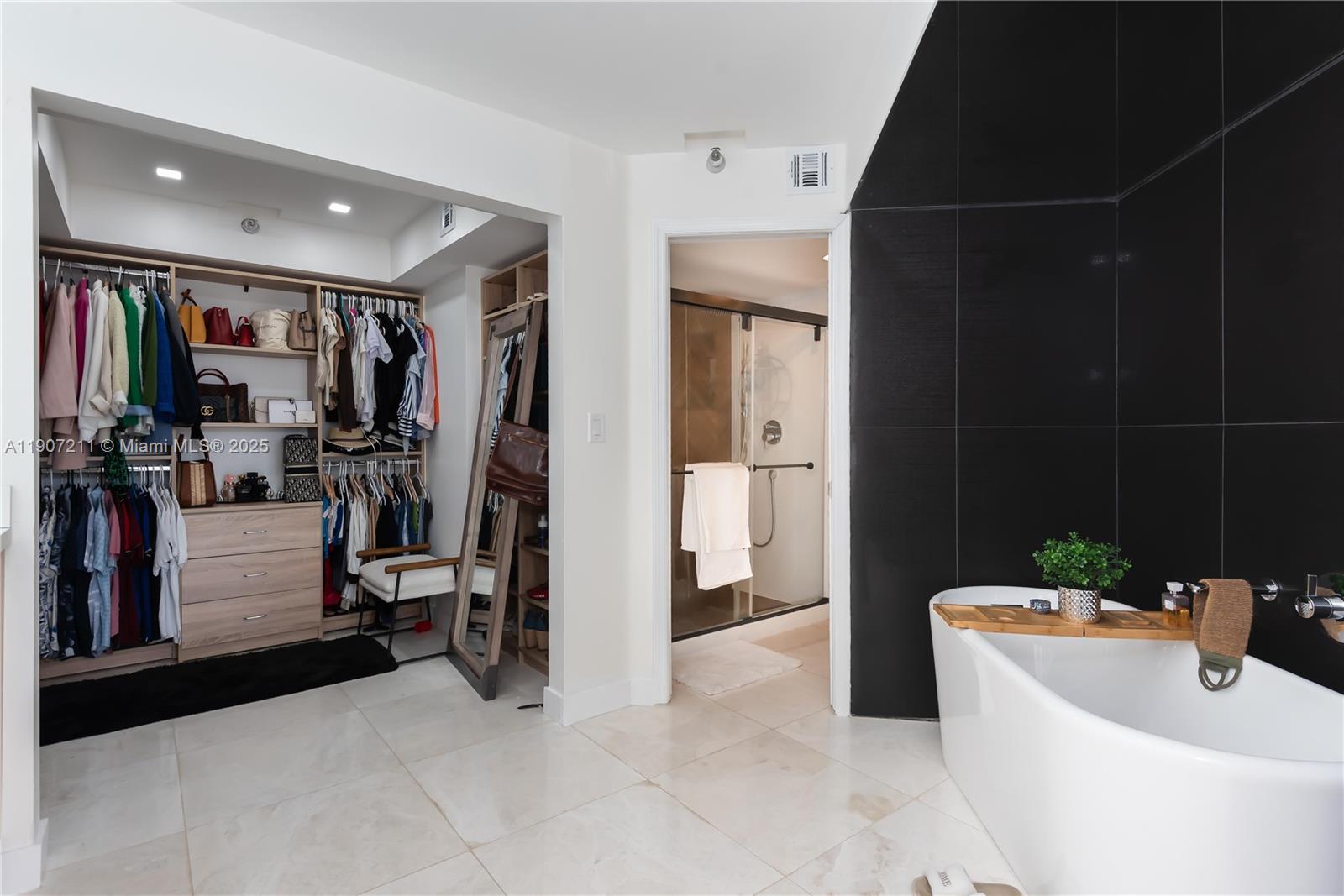 Подробнее 2206 2 / 2 1464 кв.футов $ 2025-11-03 0 Фото