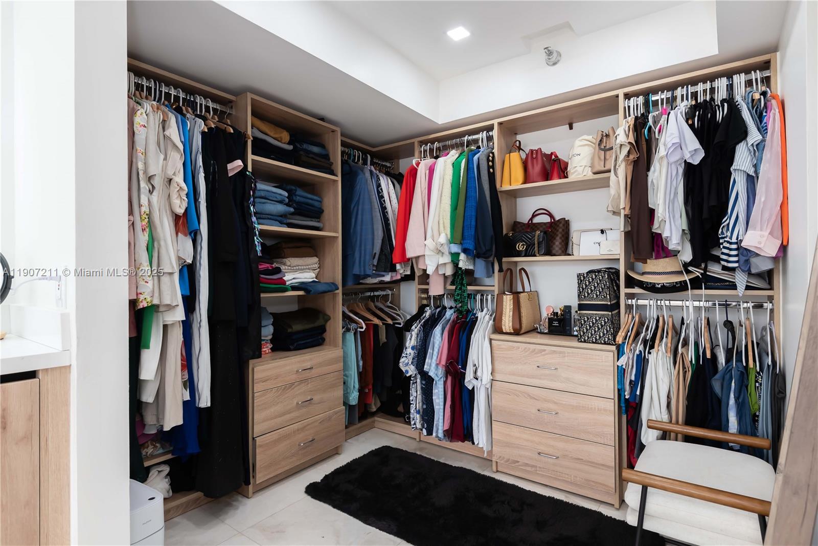 Подробнее 2206 2 / 2 1464 кв.футов $ 2025-11-03 0 Фото