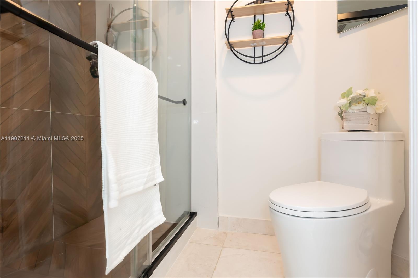 Подробнее 2206 2 / 2 1464 кв.футов $ 2025-11-03 0 Фото