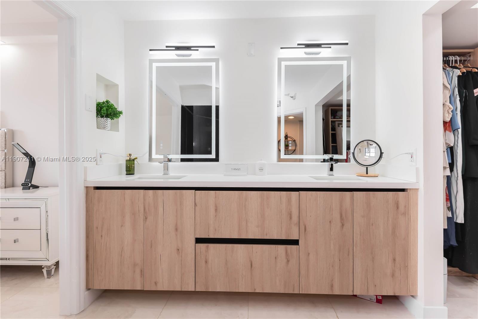 Подробнее 2206 2 / 2 1464 кв.футов $ 2025-11-03 0 Фото